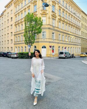 Ushna Shah Instagram - Eid Mubarak from the Amins in Wien!🌙 
@hamza.amin87 

Both of us wearing our friend @zainabchottaniofficial 😘 

My Jewelery: @esfirjewels 
My shoes: @insignia_shoes 
#ushnashah #ushnashahamin #eidday1