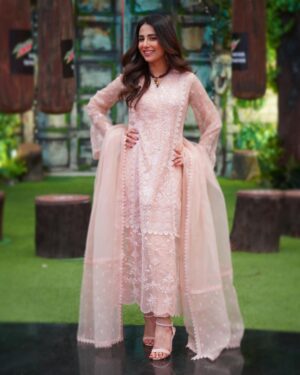 Ushna Shah Instagram - JPL ‘23 looks, a recap 💋 
Which one did you like the most?

Glam squad @thekrisalyswomen 
Makeup @bilalsamiofficial 
Hair @sairakhokhar1234 
#ushnashah #arydigital #jeetopakistan