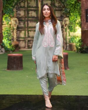 Ushna Shah Instagram - JPL ‘23 looks, a recap 💋 
Which one did you like the most?

Glam squad @thekrisalyswomen 
Makeup @bilalsamiofficial 
Hair @sairakhokhar1234 
#ushnashah #arydigital #jeetopakistan