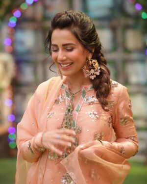 Ushna Shah Instagram - JPL ‘23 looks, a recap 💋 
Which one did you like the most?

Glam squad @thekrisalyswomen 
Makeup @bilalsamiofficial 
Hair @sairakhokhar1234 
#ushnashah #arydigital #jeetopakistan