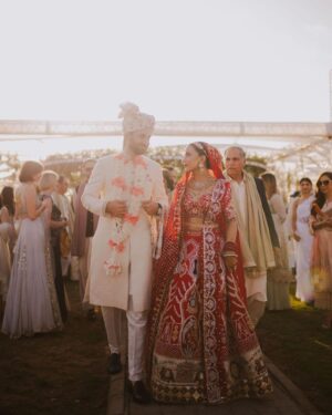 Ushna Shah Instagram - 🤴👸🏻♥️♾️

First photo & last 3 videos by @thrupolaroids ~ 💋

@saharamusicuk  absolutely LOVE u guys! Best part!

#hamush