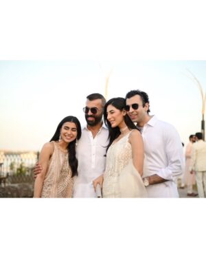 Ushna Shah Instagram - 🤴👸🏻♥️♾️

First photo & last 3 videos by @thrupolaroids ~ 💋

@saharamusicuk  absolutely LOVE u guys! Best part!

#hamush
