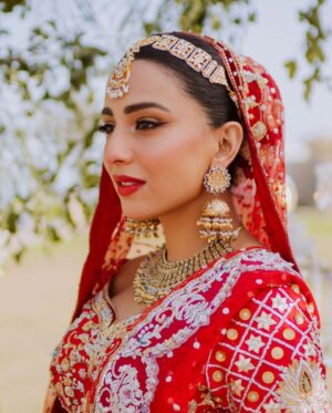 Ushna Shah Instagram - 🤴👸🏻♥️♾️

First photo & last 3 videos by @thrupolaroids ~ 💋

@saharamusicuk  absolutely LOVE u guys! Best part!

#hamush