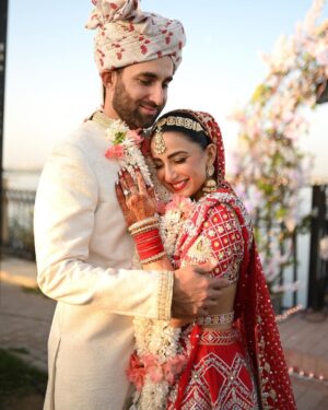 Ushna Shah Instagram - I think it’s getting serious, @hamza.amin87 !

♠️♣️♠️♣️ ♠️♣️♠️♣️ ♠️♣️♠️♣️
~~~~~~~~~~~~~~~~~~~
I chose @wardhasaleemofficial to make my jora 👸🏻 

#hamush #hamzaandushna #mughalbride 
@alijaverijewelers #ushnashah

@eventuallepk  thanks again for bringing my decor vision to life!