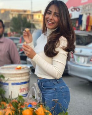 Ushna Shah Instagram - Mayee ne mein KINNU aakhaN 🍊