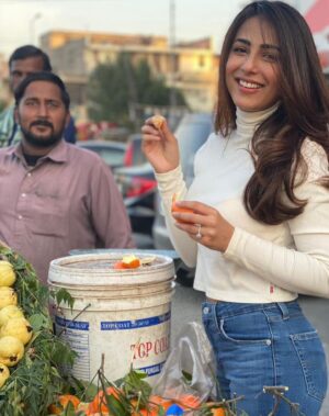 Ushna Shah Instagram - Mayee ne mein KINNU aakhaN 🍊