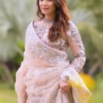 Ushna Shah Instagram - I woke up like this 👀 @sanasarahssalon winter 2022/2023 bridal makeup. #ushnashah Karachi, Pakistan