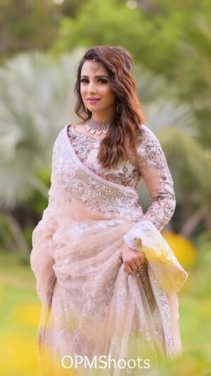 Ushna Shah Instagram - I woke up like this 👀 

@sanasarahssalon winter 2022/2023 bridal makeup. #ushnashah