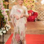 Ushna Shah Instagram - Sareebral superiority 🧠 Credits: Saree: @mariaasajjadofficial Glam: @nabila_salon (Makeup: @honeymakeupartist0109 Hair: @goshi.makeupartist ) Clutch: @insignia_shoes Jewelery: @kohenoorcollection Photography: @saadmunir.1 @mindmapcomms #ushnashah #saaree #saree #