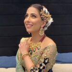 Ushna Shah Instagram - channeling Chandremukhi 🌙 💄 @geenakashif 👗 @nickienina.official 💎 @kundan.co #kangana #bts #ushnashah