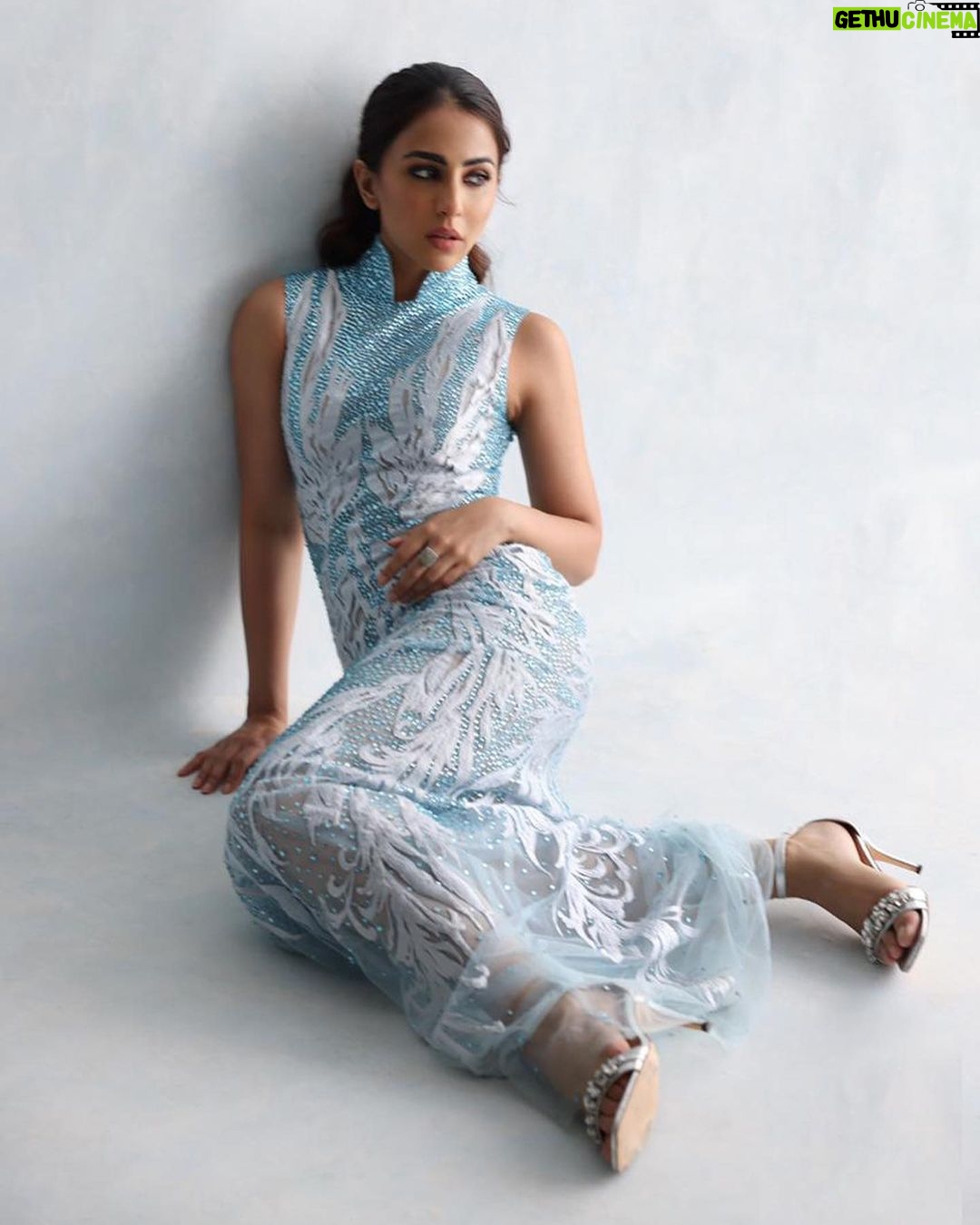 Ushna Shah Instagram - Warm Swiss dark chocolate molten lava cake served with freshly churned creamy coconut and Bourbon vanilla ice cream. #fasting 📷 @rizwan.haq 💄@ericgillofficial 👗@atelierzuhra 🤩 @raoalikhan for @okpakistan #ushnashah #okmagazine #styledbyrao #raoalikhan #atelierzuhra #dubaifashion #rizwanulhaqphotography #elsa #frozen #foodporn