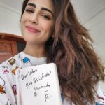 Ushna Shah Instagram - Thank you, Robin! Ecstatic to have recieved a signed copy of #the5amclub club from the great Guru, @robinsharma. Robin has been changing lives and giving people tools to achieve their greatness for many years. Through his YouTube podcasts, mastery sessions and of course his books, Robin has rowed myself and millions of others out of some pretty difficult phases of life. With over 15 million copies sold worldwide, this book is a phenomenon! Even if it isnt possible to wake up at 5AM right now (for example, I can not when I am shooting a drama and have 18 hour days) this book is a step by step guide to maximize your productivity and rewire your thinking. A friend urged me to read it and since then I have gifted it to many. Grateful for this copy, I will treasure it always. 😊 (Timmy, your signed copy started it all and I shall treasure that always as well). #robinsharma #spellbinder #ushnashah #202020 #thegoldenhour #themonkwhosoldhisferrari