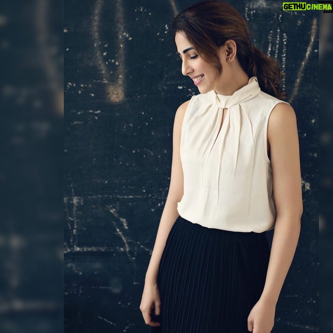 Ushna Shah Instagram - 1. Notices lice movement on a child’s head 2. Immediate aftermath 👗 @zasimo 📷 @deeveesofficial 💄 @munazza_rizwanmua #ushnashah #ushna