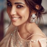 Ushna Shah Instagram - Kyaa Baat Aye 🤷🏻‍♀️⁣⁣ ⁣⁣ ⁣⁣ ⁣⁣ ⁣⁣ ⁣⁣ ⁣⁣ ⁣⁣ MUA @khanshoaib.thestylist photography: @hamzabaande outfit @zubiazainab #ushnashah