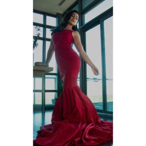 Ushna Shah Instagram - Oh, this old thing? 

@asimjofa 

💎@sherezadjewellery💎 

Glam: @depilexgroup 
Hair:@saimakhalid_hmua
Eye-Makeup: @nighatmisbah 
Skin Glam:@rabiajbeauty

Clutch & shoes: @insignia_shoes 
📸 @japi.ca
#ushnashah #scarletgown #redgown #mermaidgown