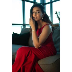 Ushna Shah Instagram - Oh, this old thing? 

@asimjofa 

💎@sherezadjewellery💎 

Glam: @depilexgroup 
Hair:@saimakhalid_hmua
Eye-Makeup: @nighatmisbah 
Skin Glam:@rabiajbeauty

Clutch & shoes: @insignia_shoes 
📸 @japi.ca
#ushnashah #scarletgown #redgown #mermaidgown