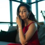 Ushna Shah Instagram – Oh, this old thing? 

@asimjofa 

💎@sherezadjewellery💎 

Glam: @depilexgroup 
Hair:@saimakhalid_hmua
Eye-Makeup: @nighatmisbah 
Skin Glam:@rabiajbeauty

Clutch & shoes: @insignia_shoes 
📸 @japi.ca
#ushnashah #scarletgown #redgown #mermaidgown