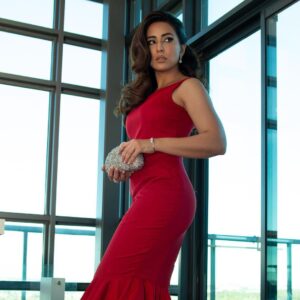 Ushna Shah Instagram - Oh, this old thing? 

@asimjofa 

💎@sherezadjewellery💎 

Glam: @depilexgroup 
Hair:@saimakhalid_hmua
Eye-Makeup: @nighatmisbah 
Skin Glam:@rabiajbeauty

Clutch & shoes: @insignia_shoes 
📸 @japi.ca
#ushnashah #scarletgown #redgown #mermaidgown