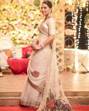 Ushna Shah Instagram - Sareebral superiority 🧠 

Credits: 

Saree: @mariaasajjadofficial 
Glam: @nabila_salon 
(Makeup: @honeymakeupartist0109 
Hair: @goshi.makeupartist )
Clutch: @insignia_shoes 
Jewelery: @kohenoorcollection 
Photography: @saadmunir.1 @mindmapcomms #ushnashah #saaree #saree #