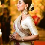 Ushna Shah Instagram - Sareebral superiority 🧠 Credits: Saree: @mariaasajjadofficial Glam: @nabila_salon (Makeup: @honeymakeupartist0109 Hair: @goshi.makeupartist ) Clutch: @insignia_shoes Jewelery: @kohenoorcollection Photography: @saadmunir.1 @mindmapcomms #ushnashah #saaree #saree #