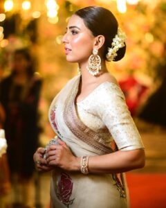 Ushna Shah Instagram - Sareebral superiority 🧠 Credits: Saree: @mariaasajjadofficial Glam: @nabila_salon (Makeup: @honeymakeupartist0109 Hair: @goshi.makeupartist ) Clutch: @insignia_shoes Jewelery: @kohenoorcollection Photography: @saadmunir.1 @mindmapcomms #ushnashah #saaree #saree #