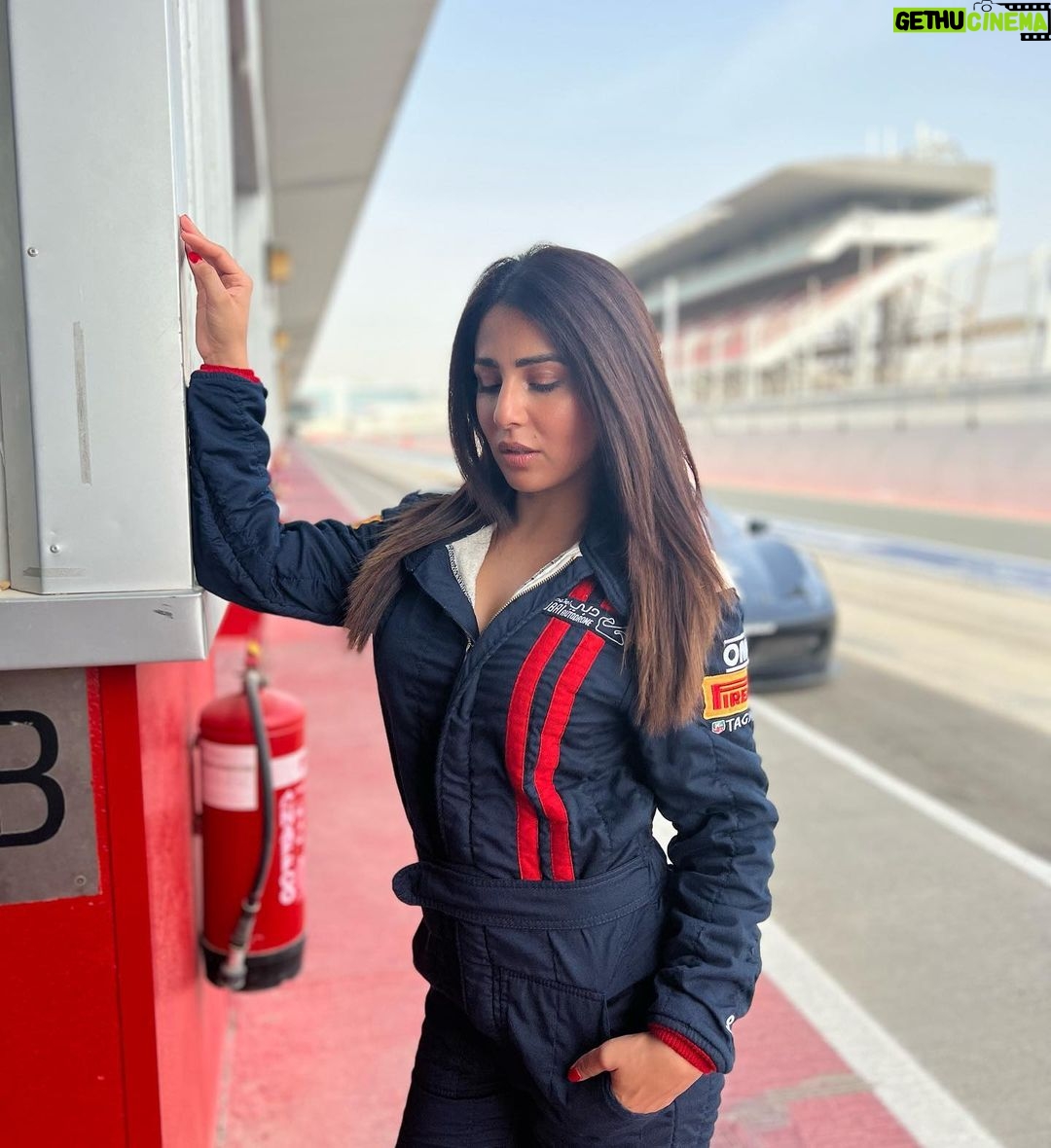 Ushna Shah Instagram - I’m a fine-tuned supersonic speed machine, with a sun-roof top & a gangster lean 🫰 @visit.dubai @dubaiautodrome Hair: @danihairstylist1 Makeup: @letsmakeupwithanna 📸: @raoalikhan #ushnashah Dubai Autodrome Circuit