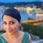 Ushna Shah Instagram - Could you be my escort cause just like them two door Fords, damn they don’t make em like you no more 😘 @hamza.amin87 🧿 👗 by the unmatched @asimjofa #iwearasimjofa #ushnashah Velden am Wörthersee