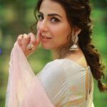 Ushna Shah Instagram - Sometimes I post even when I lose 😁 JPL 28th March Semi final round 2. I had so much fun playing with my beautiful Kubi & against the dapper (and cheeky) Azaan and of course the wonderful Sarfaraz bhai, who won by the way! I didn’t manage to get into @jerjeesseja ‘s 🧠 but trying was fun. This Ramzan flew thanks to Jeeto & all of YOU! God bless. All of the captains will be at the next match (the final) on Chand raat so see you all there inshallah. JEETOOOOO PAKISTAAAAAN 🇵🇰 👗 @ansabjahangirstudio Jewelery: @iyanajewelrystudio 💄 : @rajankhokarofficial Hair: @salman.mua 📸: @omarsaeedofficial