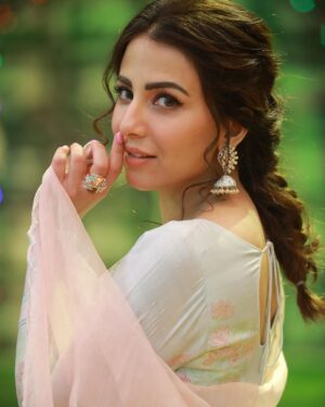 Ushna Shah Instagram - Sometimes I post even when I lose 😁
JPL 28th March Semi final round 2.

I had so much fun playing with my beautiful Kubi & against the dapper (and cheeky) Azaan and of course the wonderful Sarfaraz bhai, who won by the way! I didn’t manage to get into @jerjeesseja ‘s 🧠 but trying was fun. 
This Ramzan flew thanks to Jeeto & all of YOU! God bless.
All of the captains will be at the next match (the final) on Chand raat so see you all there inshallah.
JEETOOOOO PAKISTAAAAAN 🇵🇰 

👗 @ansabjahangirstudio 
Jewelery: @iyanajewelrystudio 
💄 : @rajankhokarofficial 
Hair: @salman.mua 
📸: @omarsaeedofficial