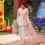 Ushna Shah Instagram - Sometimes I post even when I lose 😁 JPL 28th March Semi final round 2. I had so much fun playing with my beautiful Kubi & against the dapper (and cheeky) Azaan and of course the wonderful Sarfaraz bhai, who won by the way! I didn’t manage to get into @jerjeesseja ‘s 🧠 but trying was fun. This Ramzan flew thanks to Jeeto & all of YOU! God bless. All of the captains will be at the next match (the final) on Chand raat so see you all there inshallah. JEETOOOOO PAKISTAAAAAN 🇵🇰 👗 @ansabjahangirstudio Jewelery: @iyanajewelrystudio 💄 : @rajankhokarofficial Hair: @salman.mua 📸: @omarsaeedofficial