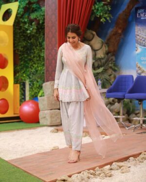 Ushna Shah Instagram - Sometimes I post even when I lose 😁
JPL 28th March Semi final round 2.

I had so much fun playing with my beautiful Kubi & against the dapper (and cheeky) Azaan and of course the wonderful Sarfaraz bhai, who won by the way! I didn’t manage to get into @jerjeesseja ‘s 🧠 but trying was fun. 
This Ramzan flew thanks to Jeeto & all of YOU! God bless.
All of the captains will be at the next match (the final) on Chand raat so see you all there inshallah.
JEETOOOOO PAKISTAAAAAN 🇵🇰 

👗 @ansabjahangirstudio 
Jewelery: @iyanajewelrystudio 
💄 : @rajankhokarofficial 
Hair: @salman.mua 
📸: @omarsaeedofficial
