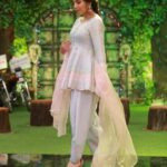 Ushna Shah Instagram - Sometimes I post even when I lose 😁 JPL 28th March Semi final round 2. I had so much fun playing with my beautiful Kubi & against the dapper (and cheeky) Azaan and of course the wonderful Sarfaraz bhai, who won by the way! I didn’t manage to get into @jerjeesseja ‘s 🧠 but trying was fun. This Ramzan flew thanks to Jeeto & all of YOU! God bless. All of the captains will be at the next match (the final) on Chand raat so see you all there inshallah. JEETOOOOO PAKISTAAAAAN 🇵🇰 👗 @ansabjahangirstudio Jewelery: @iyanajewelrystudio 💄 : @rajankhokarofficial Hair: @salman.mua 📸: @omarsaeedofficial