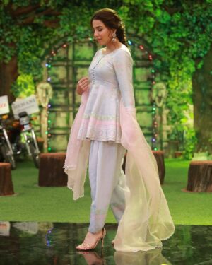 Ushna Shah Instagram - Sometimes I post even when I lose 😁
JPL 28th March Semi final round 2.

I had so much fun playing with my beautiful Kubi & against the dapper (and cheeky) Azaan and of course the wonderful Sarfaraz bhai, who won by the way! I didn’t manage to get into @jerjeesseja ‘s 🧠 but trying was fun. 
This Ramzan flew thanks to Jeeto & all of YOU! God bless.
All of the captains will be at the next match (the final) on Chand raat so see you all there inshallah.
JEETOOOOO PAKISTAAAAAN 🇵🇰 

👗 @ansabjahangirstudio 
Jewelery: @iyanajewelrystudio 
💄 : @rajankhokarofficial 
Hair: @salman.mua 
📸: @omarsaeedofficial