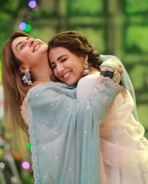 Ushna Shah Instagram - Sometimes I post even when I lose 😁
JPL 28th March Semi final round 2.

I had so much fun playing with my beautiful Kubi & against the dapper (and cheeky) Azaan and of course the wonderful Sarfaraz bhai, who won by the way! I didn’t manage to get into @jerjeesseja ‘s 🧠 but trying was fun. 
This Ramzan flew thanks to Jeeto & all of YOU! God bless.
All of the captains will be at the next match (the final) on Chand raat so see you all there inshallah.
JEETOOOOO PAKISTAAAAAN 🇵🇰 

👗 @ansabjahangirstudio 
Jewelery: @iyanajewelrystudio 
💄 : @rajankhokarofficial 
Hair: @salman.mua 
📸: @omarsaeedofficial