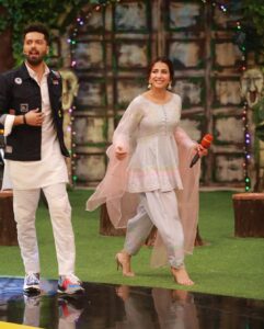 Ushna Shah Instagram - Sometimes I post even when I lose 😁 JPL 28th March Semi final round 2. I had so much fun playing with my beautiful Kubi & against the dapper (and cheeky) Azaan and of course the wonderful Sarfaraz bhai, who won by the way! I didn’t manage to get into @jerjeesseja ‘s 🧠 but trying was fun. This Ramzan flew thanks to Jeeto & all of YOU! God bless. All of the captains will be at the next match (the final) on Chand raat so see you all there inshallah. JEETOOOOO PAKISTAAAAAN 🇵🇰 👗 @ansabjahangirstudio Jewelery: @iyanajewelrystudio 💄 : @rajankhokarofficial Hair: @salman.mua 📸: @omarsaeedofficial
