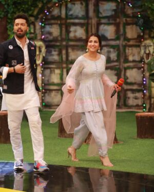 Ushna Shah Instagram - Sometimes I post even when I lose 😁
JPL 28th March Semi final round 2.

I had so much fun playing with my beautiful Kubi & against the dapper (and cheeky) Azaan and of course the wonderful Sarfaraz bhai, who won by the way! I didn’t manage to get into @jerjeesseja ‘s 🧠 but trying was fun. 
This Ramzan flew thanks to Jeeto & all of YOU! God bless.
All of the captains will be at the next match (the final) on Chand raat so see you all there inshallah.
JEETOOOOO PAKISTAAAAAN 🇵🇰 

👗 @ansabjahangirstudio 
Jewelery: @iyanajewelrystudio 
💄 : @rajankhokarofficial 
Hair: @salman.mua 
📸: @omarsaeedofficial