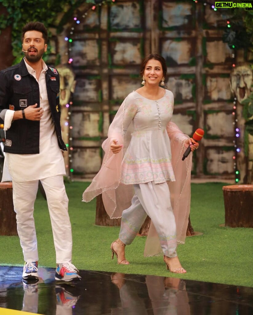 Ushna Shah Instagram - Sometimes I post even when I lose 😁 JPL 28th March Semi final round 2. I had so much fun playing with my beautiful Kubi & against the dapper (and cheeky) Azaan and of course the wonderful Sarfaraz bhai, who won by the way! I didn’t manage to get into @jerjeesseja ‘s 🧠 but trying was fun. This Ramzan flew thanks to Jeeto & all of YOU! God bless. All of the captains will be at the next match (the final) on Chand raat so see you all there inshallah. JEETOOOOO PAKISTAAAAAN 🇵🇰 👗 @ansabjahangirstudio Jewelery: @iyanajewelrystudio 💄 : @rajankhokarofficial Hair: @salman.mua 📸: @omarsaeedofficial