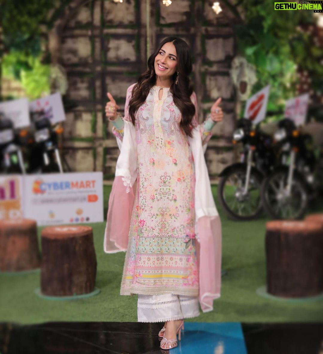 Ushna Shah Instagram - So nice we shot it thrice 🧁 👗 @ansabjahangirstudio 💄 @goshi.makeupartist 🪮 @hashu_hair 💎 @esfirjewels 👠 @insignia_shoes 📷 : Jeeto set: @s_talha19 Corridor: @zrphotography012 Blue background: @naveediqbal.ni #ushnashah #jeetopakistan @nabila_salon #jpl24 @arydigital.tv
