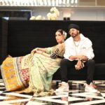 Ushna Shah Instagram - BEHIND THE SCENES Kangna By @manjmusik RDB Starring #ushnashah Makeup: @geenakashif Dress: @nickienina.official Jewelery: @kundan.co