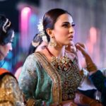 Ushna Shah Instagram - BEHIND THE SCENES Kangna By @manjmusik RDB Starring #ushnashah Makeup: @geenakashif Dress: @nickienina.official Jewelery: @kundan.co