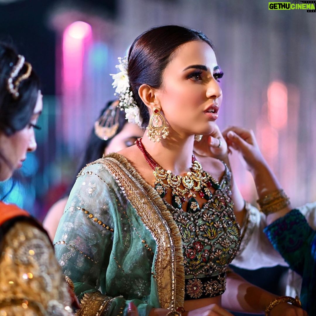 Ushna Shah Instagram - BEHIND THE SCENES Kangna By @manjmusik RDB Starring #ushnashah Makeup: @geenakashif Dress: @nickienina.official Jewelery: @kundan.co