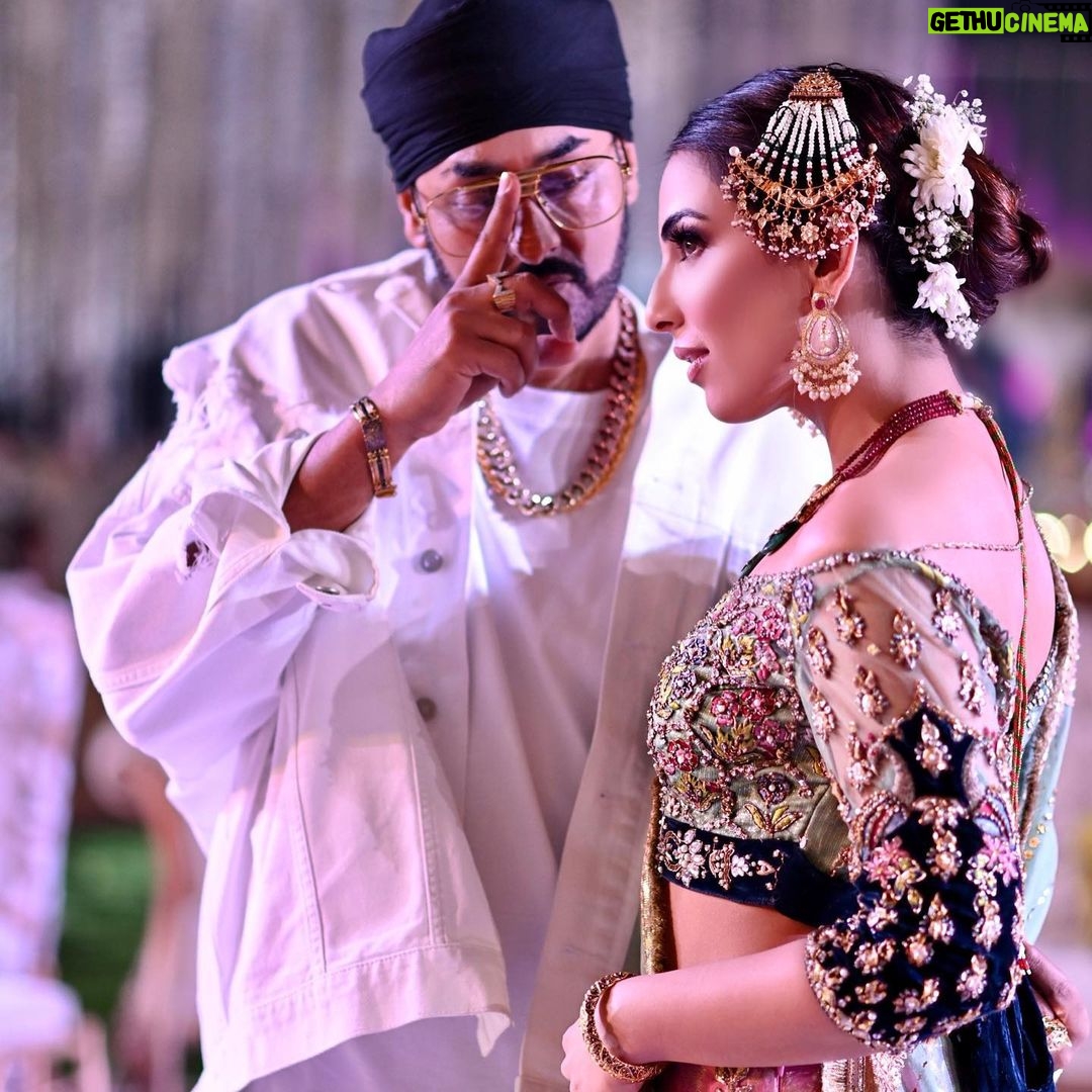 Ushna Shah Instagram - BEHIND THE SCENES Kangna By @manjmusik RDB Starring #ushnashah Makeup: @geenakashif Dress: @nickienina.official Jewelery: @kundan.co