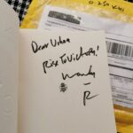 Ushna Shah Instagram - Thank you, Robin! Ecstatic to have recieved a signed copy of #the5amclub club from the great Guru, @robinsharma. Robin has been changing lives and giving people tools to achieve their greatness for many years. Through his YouTube podcasts, mastery sessions and of course his books, Robin has rowed myself and millions of others out of some pretty difficult phases of life. With over 15 million copies sold worldwide, this book is a phenomenon! Even if it isnt possible to wake up at 5AM right now (for example, I can not when I am shooting a drama and have 18 hour days) this book is a step by step guide to maximize your productivity and rewire your thinking. A friend urged me to read it and since then I have gifted it to many. Grateful for this copy, I will treasure it always. 😊 (Timmy, your signed copy started it all and I shall treasure that always as well). #robinsharma #spellbinder #ushnashah #202020 #thegoldenhour #themonkwhosoldhisferrari