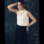 Ushna Shah Instagram - ⁣ 1. Notices lice movement on a child’s head ⁣ 2. Immediate aftermath ⁣⁣ ⁣⁣ ⁣ ⁣⁣ ⁣⁣ 👗 @zasimo⁣⁣ 📷 @deeveesofficial⁣⁣ 💄 @munazza_rizwanmua⁣ #ushnashah #ushna