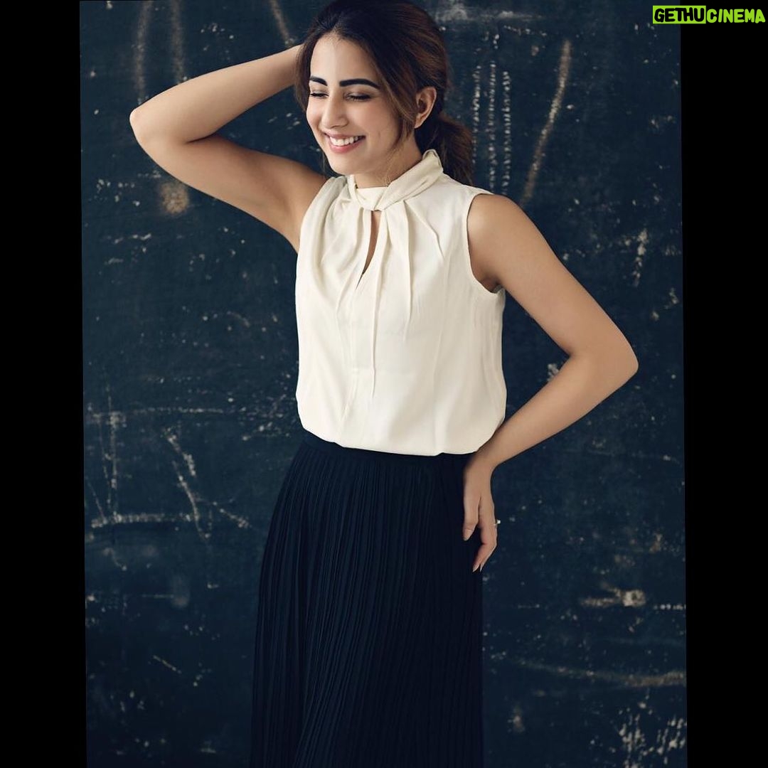 Ushna Shah Instagram - 1. Notices lice movement on a child’s head 2. Immediate aftermath 👗 @zasimo 📷 @deeveesofficial 💄 @munazza_rizwanmua #ushnashah #ushna