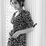 Ushna Shah Instagram - 1. Imagines biryani⁣ 2. Smells biryani ⁣ 3. Sees biryani ⁣ ⁣ (On that topic, I tried making biryani last night.. didn’t work out so well)⁣ ⁣ ⁣ 📸 @deeveesofficial⁣ 💄 @munazzarizwan_mua ⁣ #ushnashah