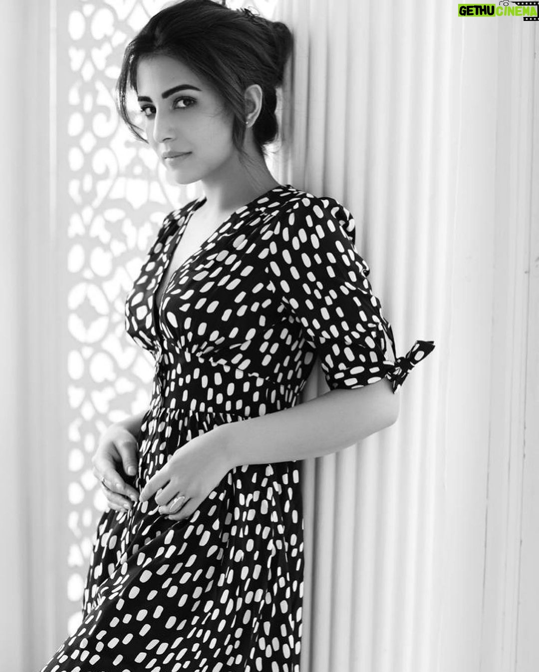 Ushna Shah Instagram - 1. Imagines biryani 2. Smells biryani 3. Sees biryani (On that topic, I tried making biryani last night.. didn’t work out so well) 📸 @deeveesofficial 💄 @munazzarizwan_mua #ushnashah