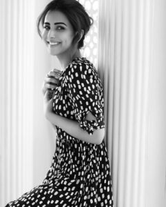 Ushna Shah Instagram - 1. Imagines biryani⁣ 2. Smells biryani ⁣ 3. Sees biryani ⁣ ⁣ (On that topic, I tried making biryani last night.. didn’t work out so well)⁣ ⁣ ⁣ 📸 @deeveesofficial⁣ 💄 @munazzarizwan_mua ⁣ #ushnashah