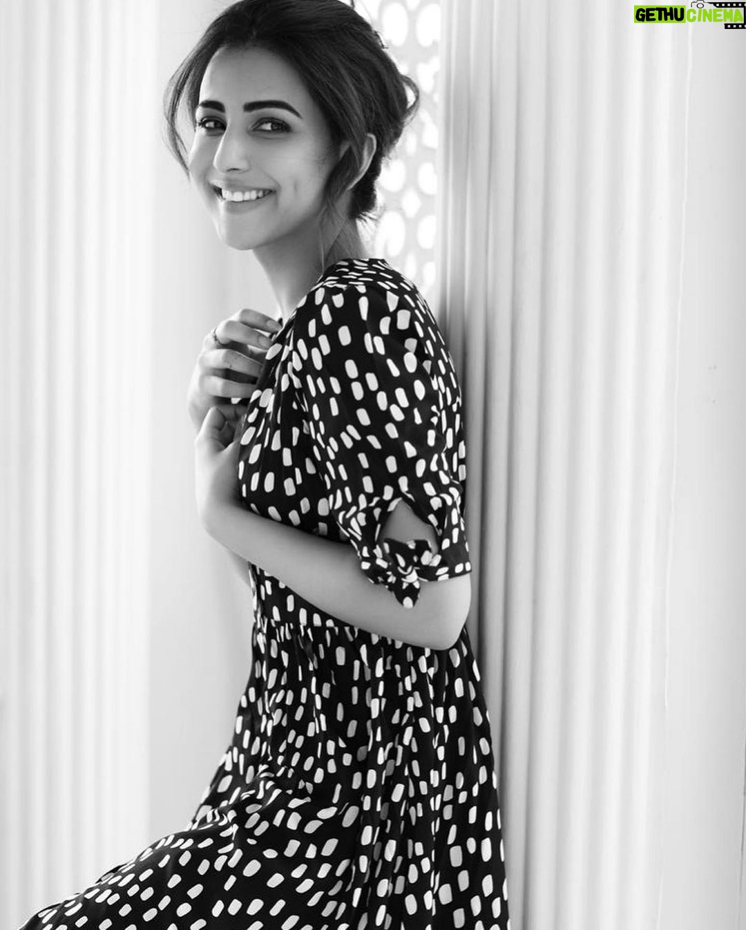 Ushna Shah Instagram - 1. Imagines biryani 2. Smells biryani 3. Sees biryani (On that topic, I tried making biryani last night.. didn’t work out so well) 📸 @deeveesofficial 💄 @munazzarizwan_mua #ushnashah