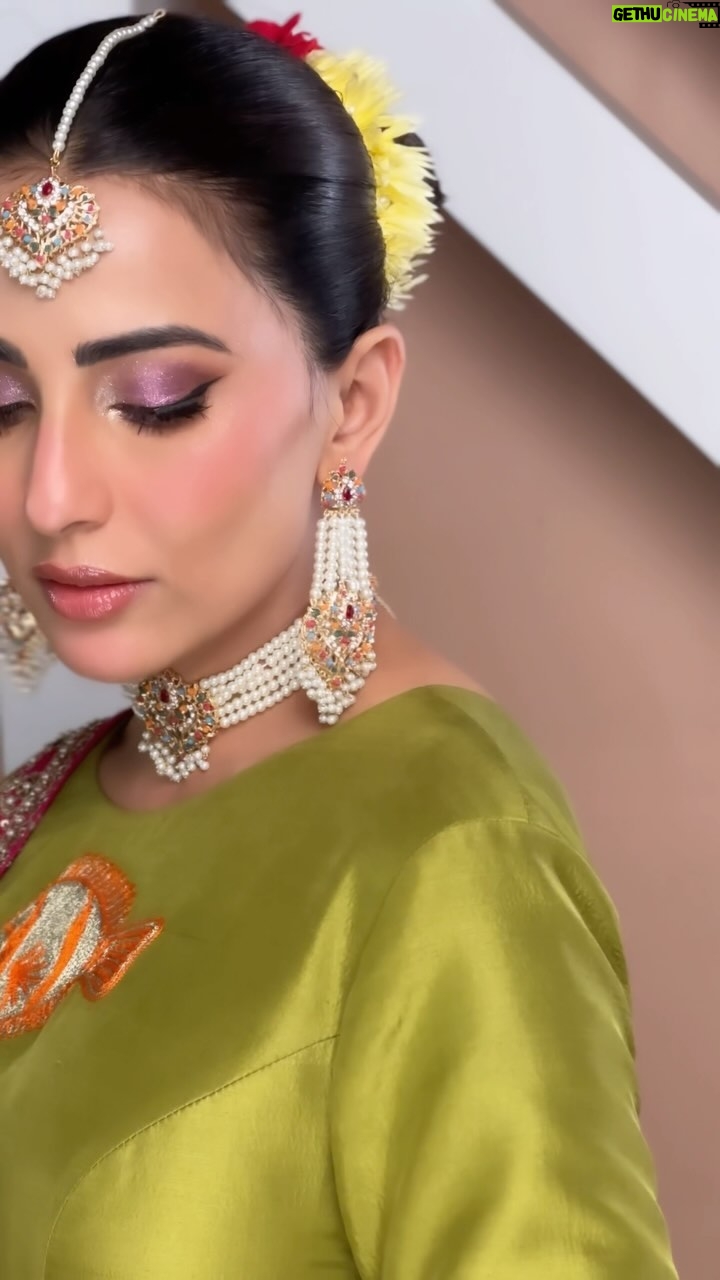 Ushna Shah Instagram - Makeup For @alixeeshantheaterstudio Show 👗 Beauty 💚 @ushnashah @nabila_salon @bridesbynabila @truetonefilms @bcwpakistan #ushnashah #alixeeshan #bridalcoutureweek #bcw #backstage #nabilasalon #hairmakeup